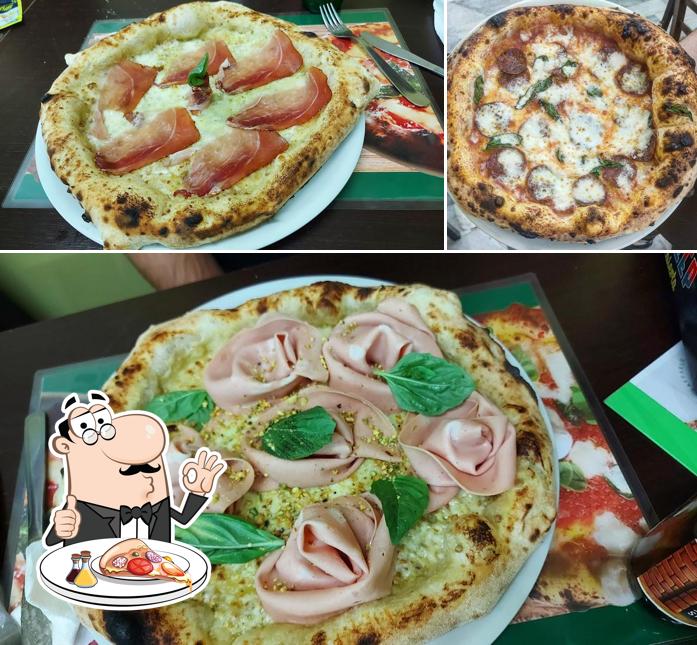 A Pizzeria Raffaele Zaccariello, puoi goderti una bella pizza