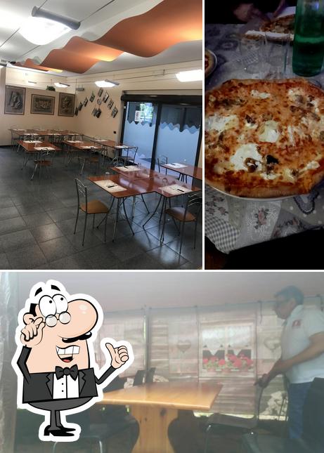La foto di interni e pizza da Pizzeria Cleopatra