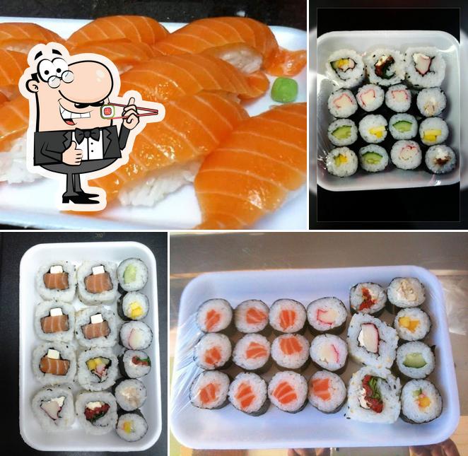 Rolos de sushi são oferecidos por Quiosque Nagami Sushi Sertãozinho SP