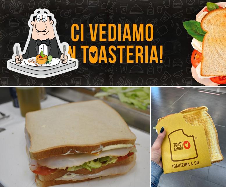 Dai un’occhiata alla foto che presenta la cibo e lavagna di Toast Amore Asti