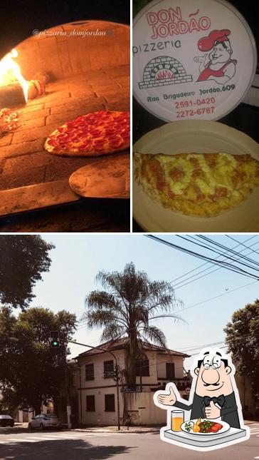 Entre diferentes coisas, comida e exterior podem ser encontrados no Pizzaria Dom Jordaõ