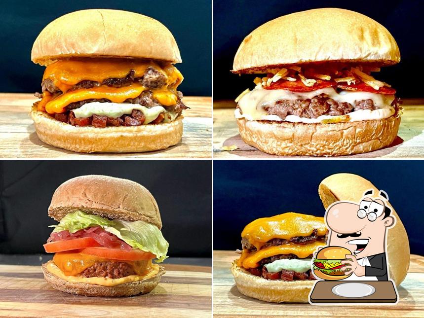 Peça um dos hambúrgueres oferecidos no Alegria do Galo Restaurante e Bar
