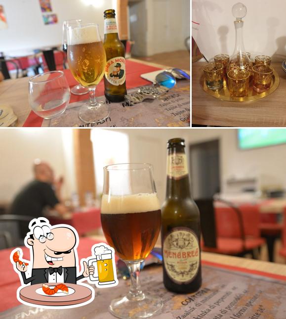 Puoi prenderti un rinfrescante bicchiere di birra chiara o scura