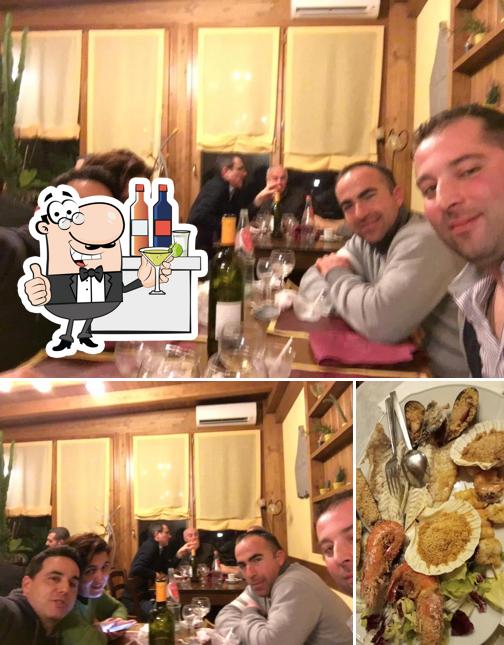 La foto di bancone da bar e frutti di mare da Trattoria Il Buttighino