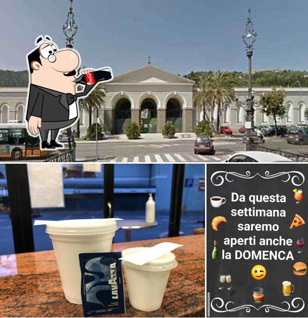 La bevanda e esterno del ristorante