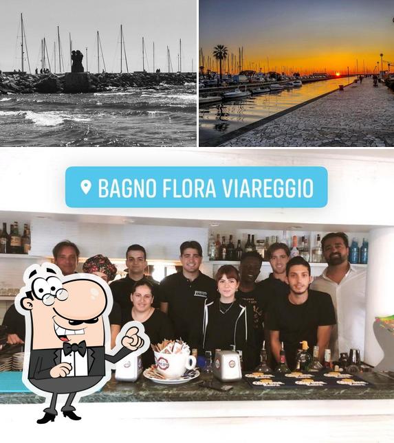 Tra le varie cose da Ristorante Bagno Flora Beach Club si possono trovare la esterno e torta