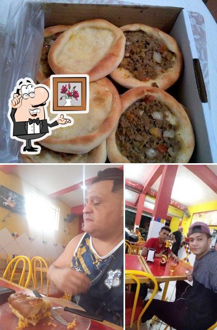 A A Mega Esfiha se destaca pelo interior e comida