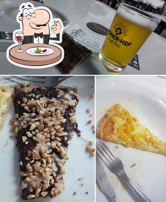 A comida e cerveja do restaurante