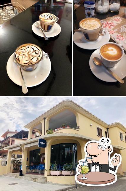 La bevanda e esterno del ristorante