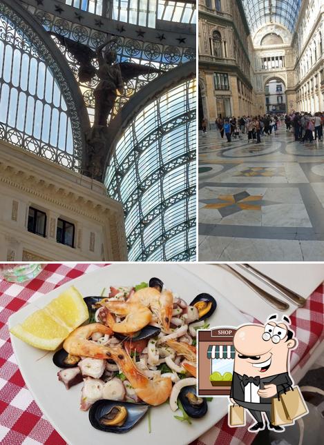 La foto della esterno e cibo di Mammina - Napoli Santa Brigida