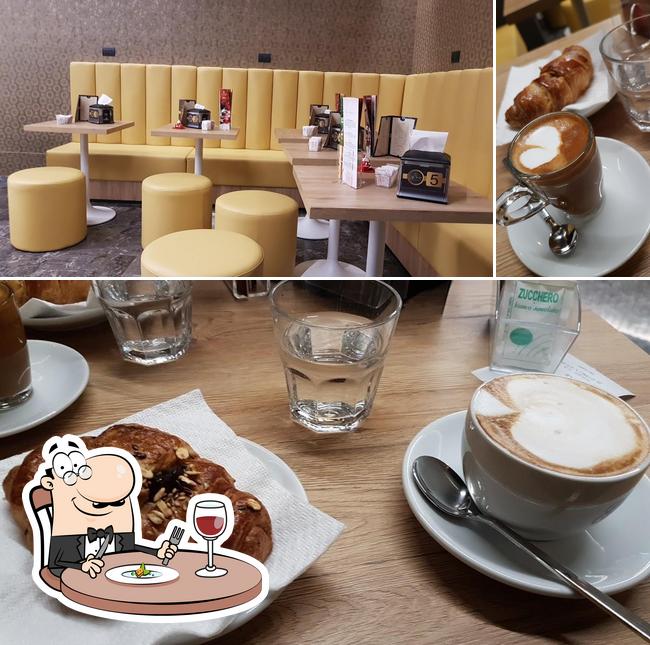 Tra le varie cose da Caffè Trieste si possono trovare la cibo e interni