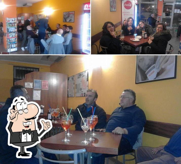 Tra le diverse cose da Bar Amici si possono trovare la interni e cibo