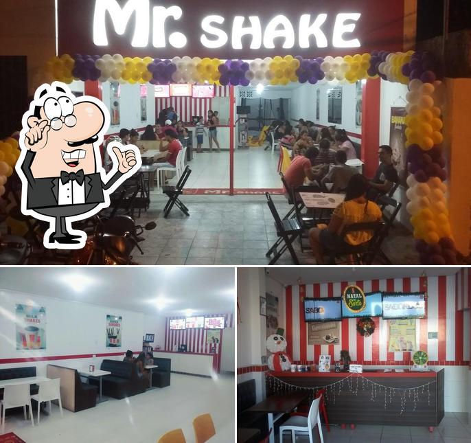 Sente em uma das mesas no Mr. Shake Propriá