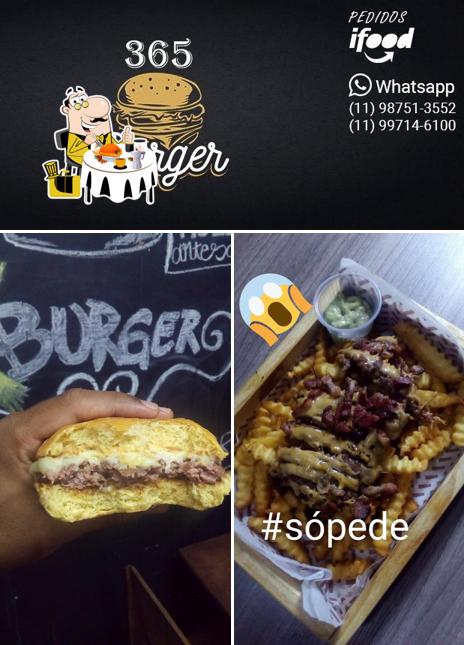 Confira a foto ilustrando comida e quadro-negro no Roots Co. Burger