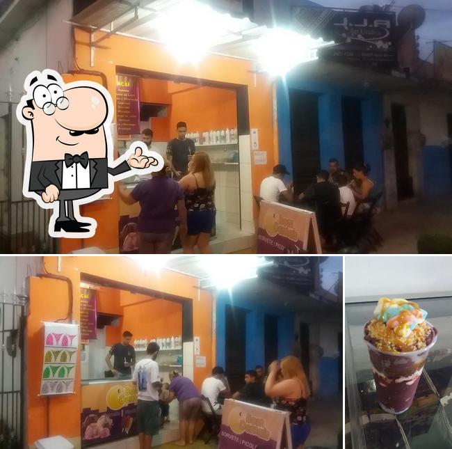 A foto da interior e sobremesa no Sorveteria Bom Demais