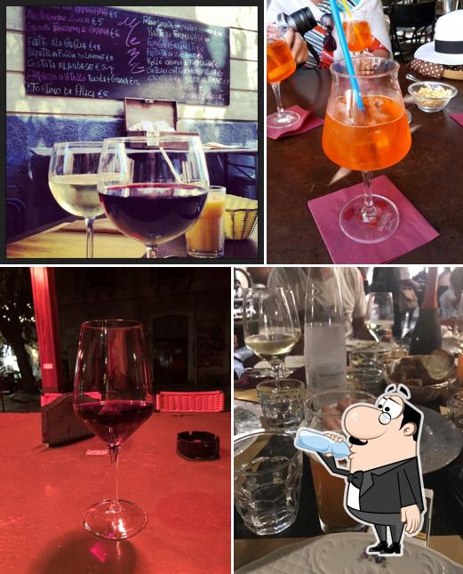 Entre los distintos productos que hay en Razmataz | Wine Bar Catania también tienes bebida y exterior