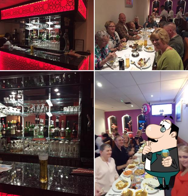 Estas son las imágenes donde puedes ver barra de bar y comedor en Dilshad Tandoori, Indian Restaurant, Manchester