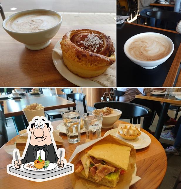 Снимок, на котором видны еда и напитки в Kaffebrenneriet avd Sandvika