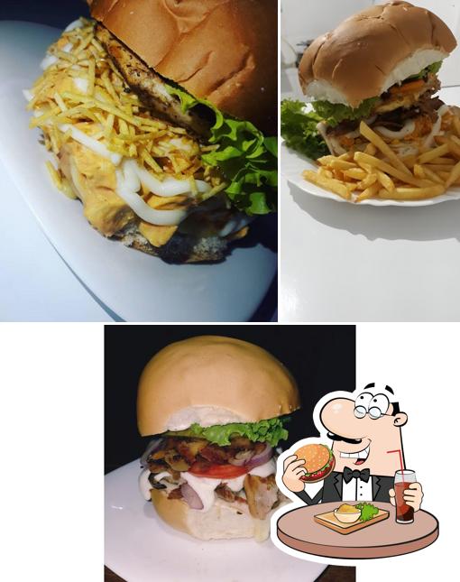 Order a burger at Petiscaria Universita'rius