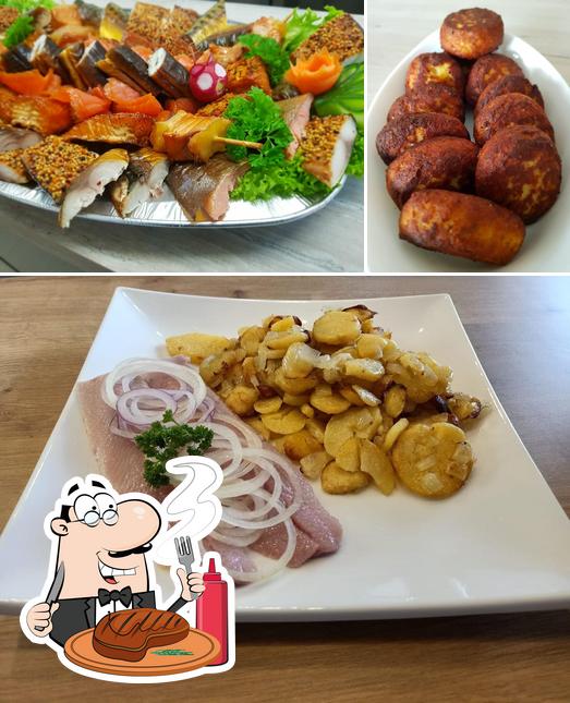 Holt ein Fleischgericht bei Didis Räucherhütte "fish & fine"