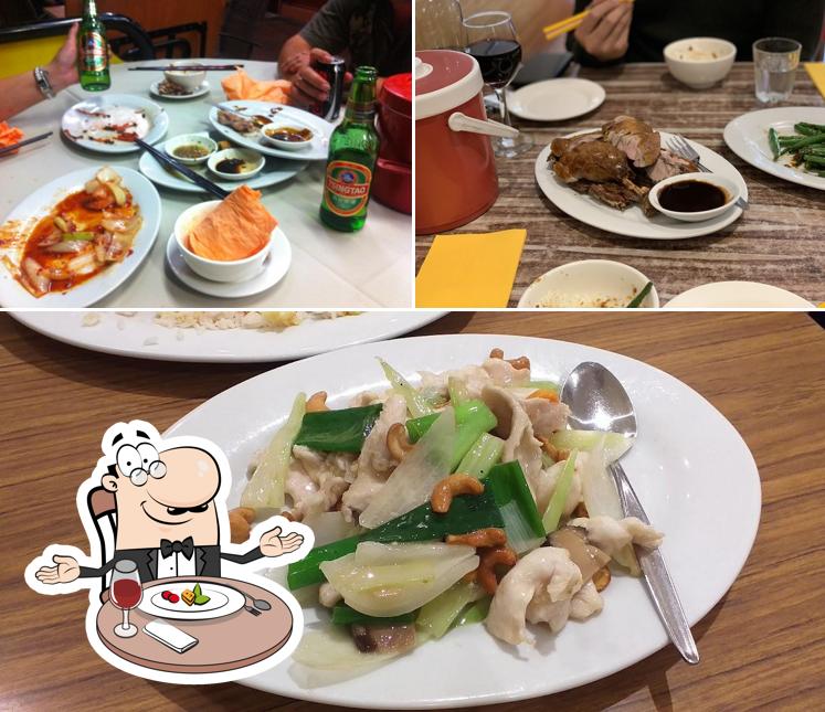 Столики и еда в Ying Chow Chinese Restaurant