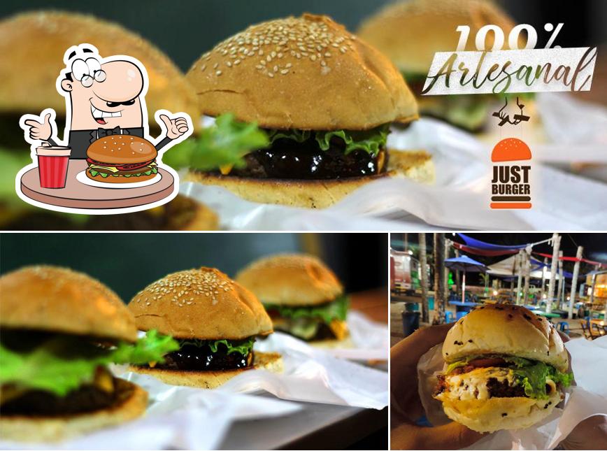 Deguste um dos hambúrgueres oferecidos no Just Burguer Cabedelo PB