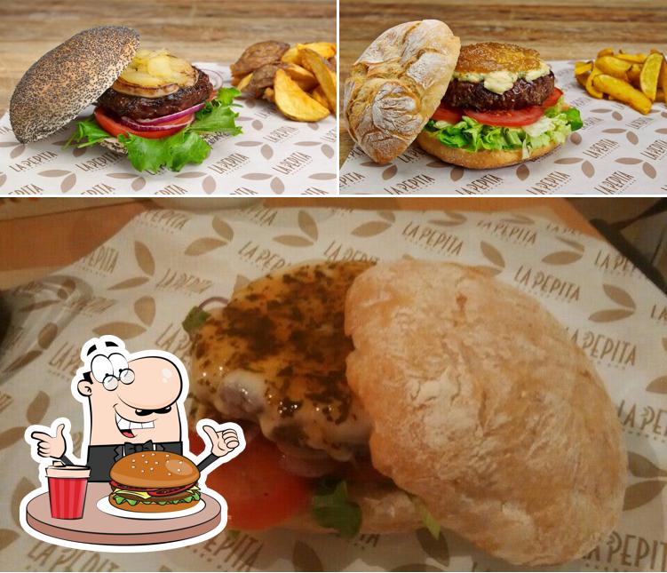 Гамбургеры из "La Pepita Burger Bar - C/Oporto Vigo" придутся по вкусу любому гурману