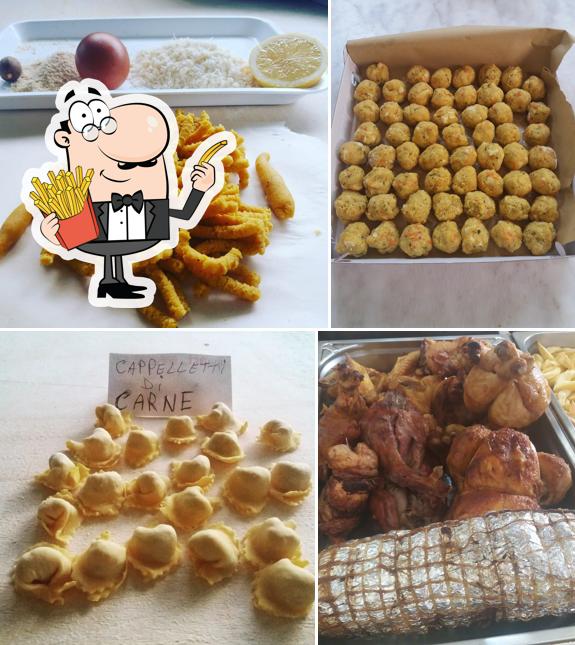 Assaggia le patatine fritte a Rosticceria, gastronomia, polleria, pasta fresca, macelleria di Paola e Matteo