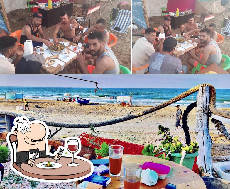 Parmi les diverses choses de la nourriture et la table à manger, une personne peut trouver sur Cafe & Restaurant Boukana beach Tayab