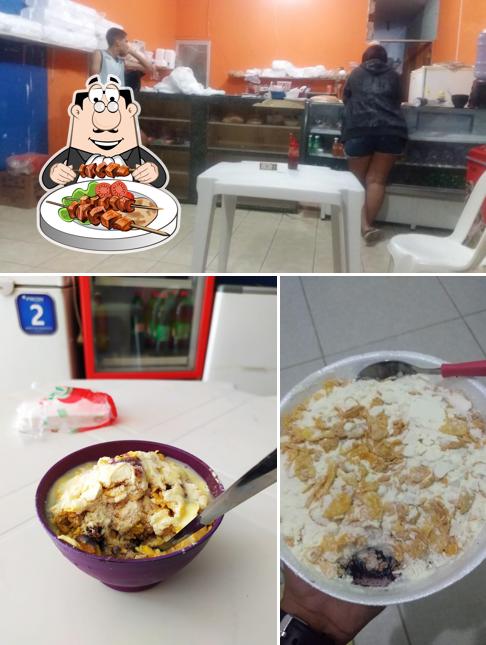 Entre diferentes coisas, comida e interior podem ser encontrados no Açaí de Zui