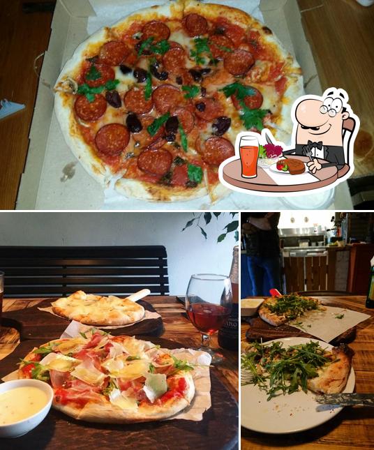 Посмотрите на это фото, где видны столики и пицца в Как Мы Любим