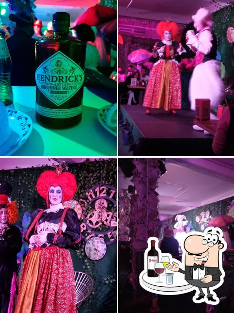 Alicia en el País de las Maravillas: Mad Hatter's Gin & Tea Party sirve alcohol