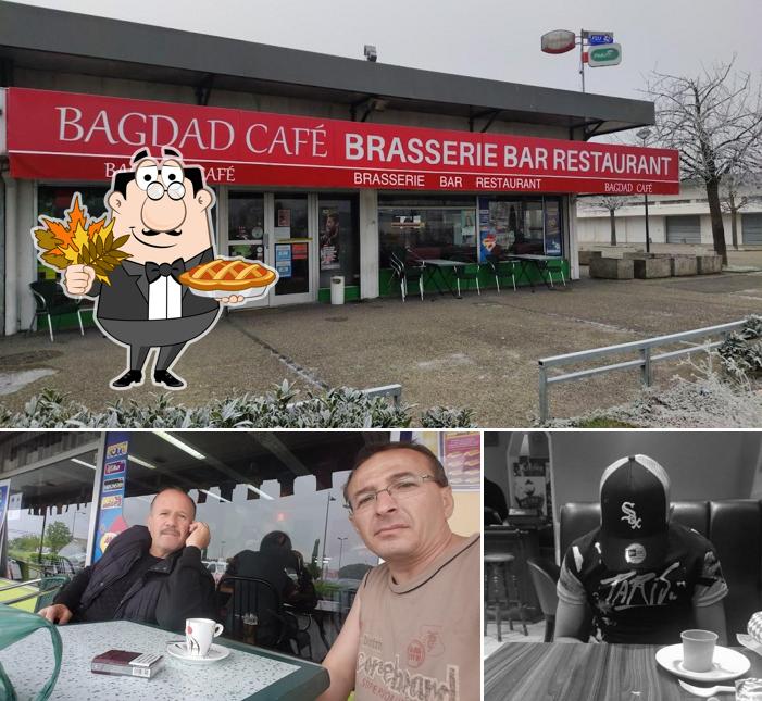 Look at the photo of Bagdad Café