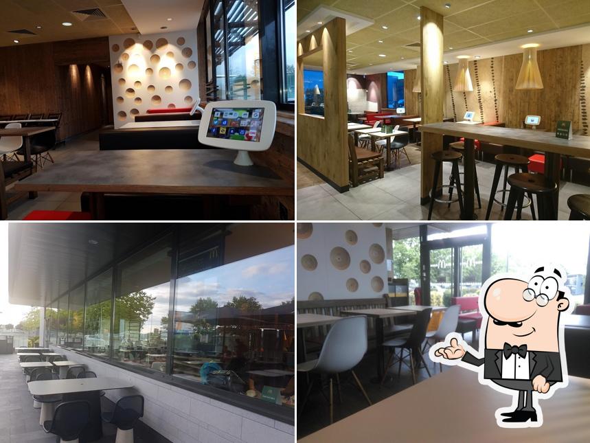 Installez-vous à l'une des tables de McDonald's La Ville Aux Dames