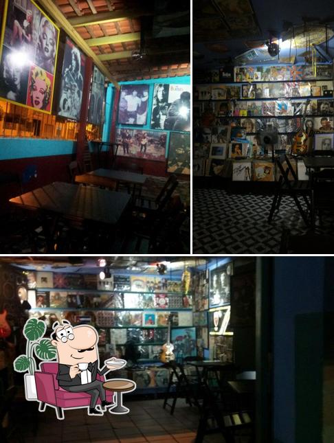 O interior do Esquina Cultural Bar The Beatles