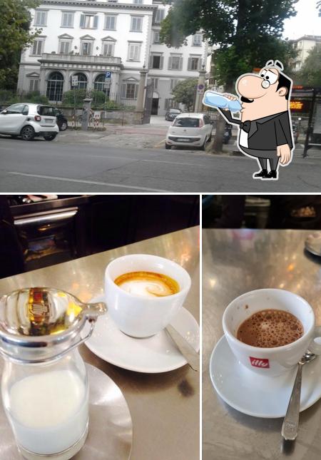 Caffè Principe di Bianchi Lidia se distingue par sa boire et extérieur