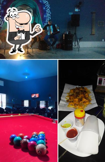 Entre diversos coisas, interior e comida podem ser encontrados no Marhala Hookah Bar