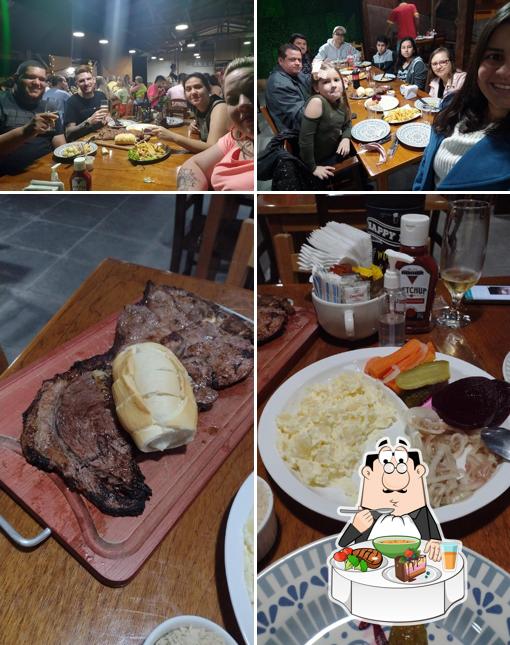 Entre diferentes coisas, mesa de jantar e comida podem ser encontrados no Parada Mix