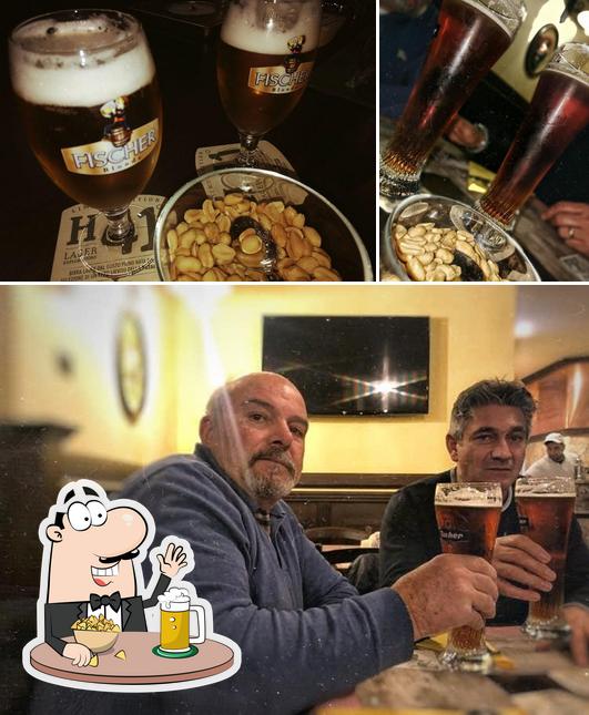 Puoi ordinare un rinfrescante bicchiere di birra chiara o scura