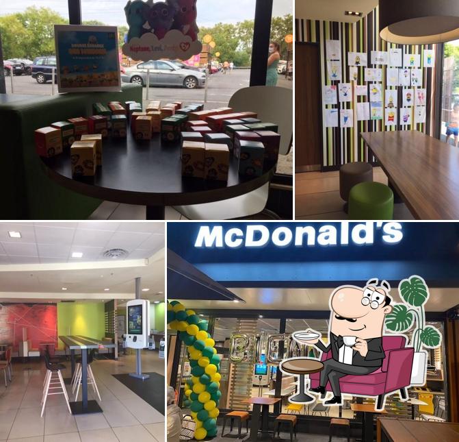 Installez-vous à l'une des tables de McDonald's