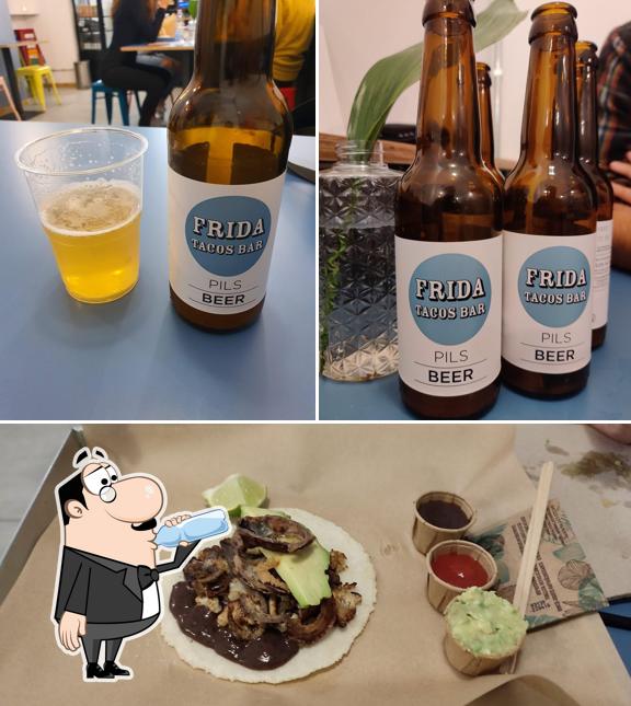 La immagine della bevanda e cibo di Frida Tacos Bar