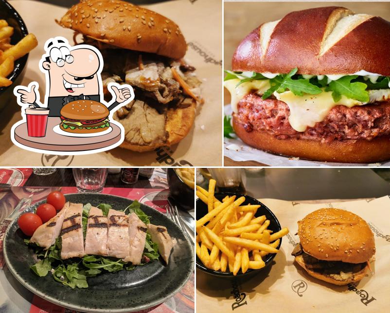 Ordina un hamburger a Roadhouse Milano Via Larga