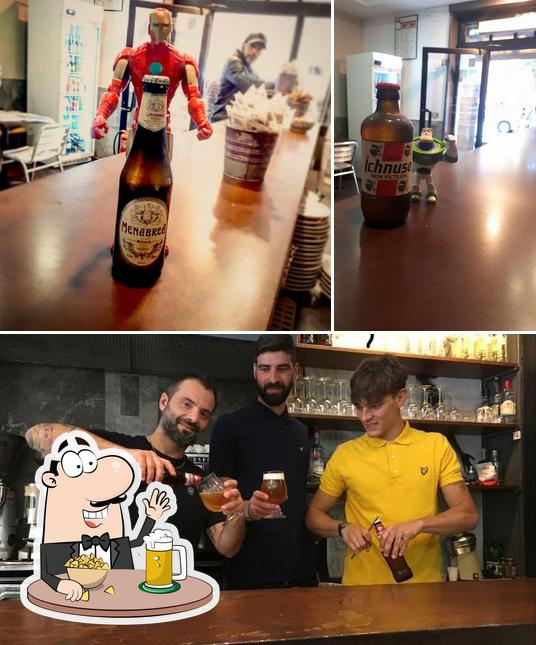 Puoi prenderti un rinfrescante bicchiere di birra chiara o scura