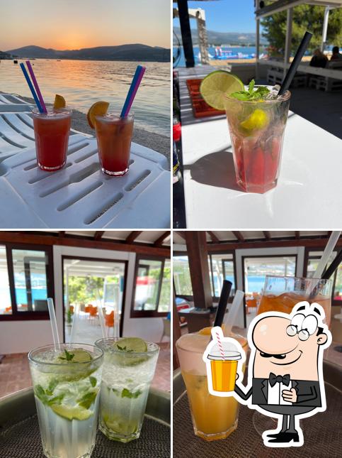 Goditi qualcosa da bere a Beach bar Relax