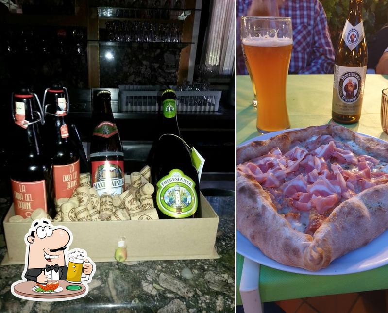 Puoi ordinare un rinfrescante bicchiere di birra chiara o scura