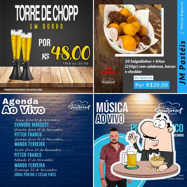 Desfute um copo de cerveja leve ou escura