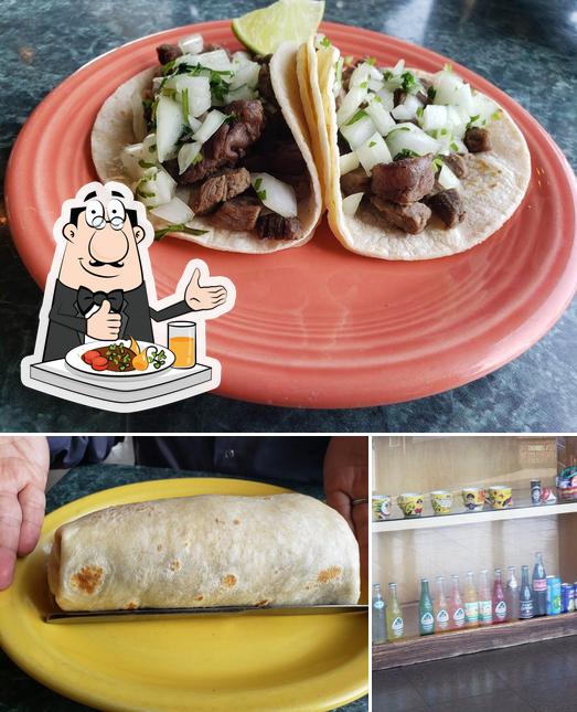 Это фотография, где изображены еда и напитки в Santiago's Mexican Restaurant