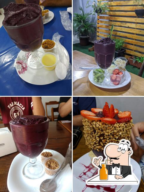 Puro Açaí Brasil - Universitário serve um número de drinques