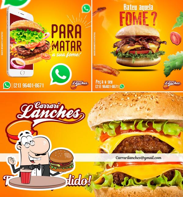 Order a burger at Lanches Carrari