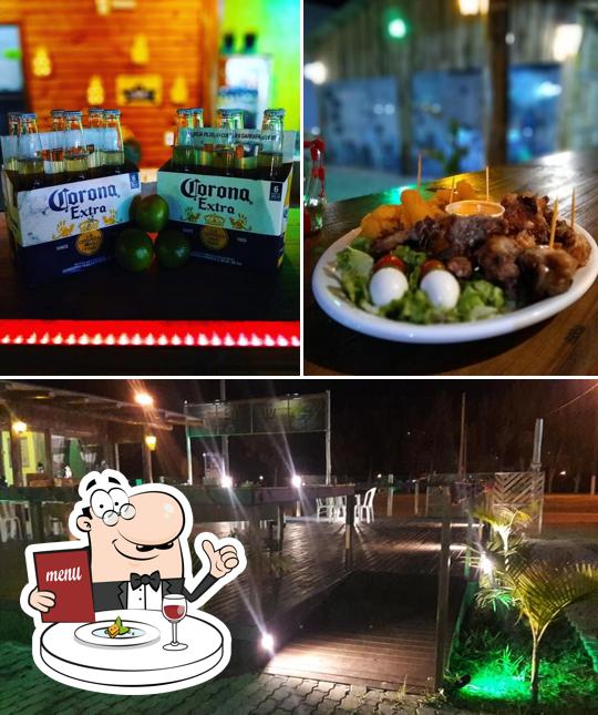 A foto da comida e exterior no Decks lounge 320